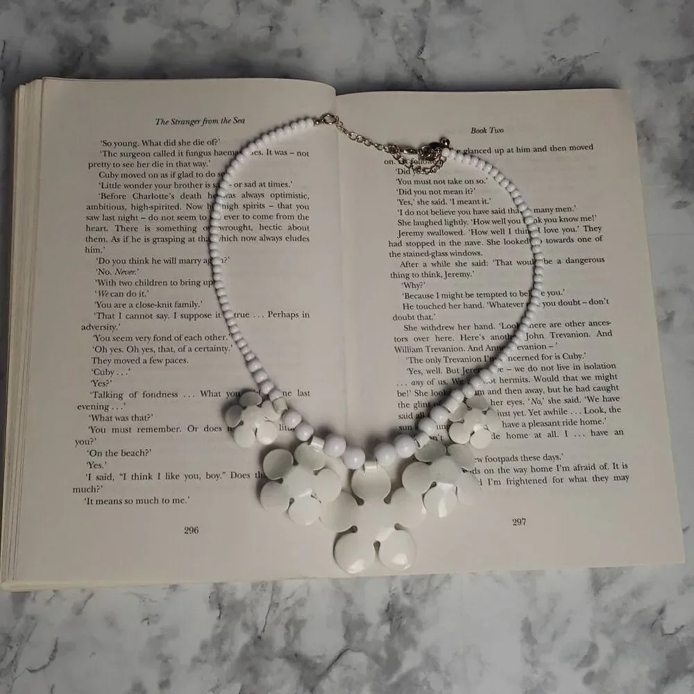 White‎ Floral Statement Necklace